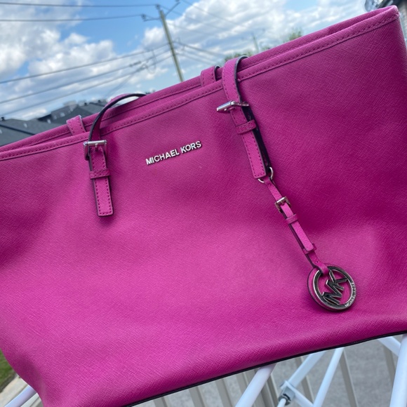 Magenta Micheal Kors bag ( HOT PINK) - Picture 3 of 5